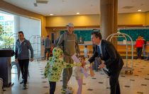 Marmaris'te turistler çiçeklerle karşılaşılandı