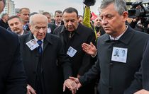 Şehit cenazesinde dikkat çeken anlar! Özel ile Bahçeli yan yana