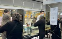 Kuyumcu satacak altın kalmayınca dükkanına, 'vallahi billahi tillahi yok' yazısı astı