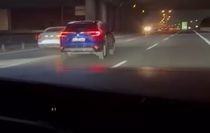 Pendik Tem Otoyolu'nda trafiği tehlikeye atan otomobil sürücüsü kamerada