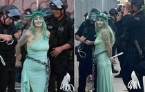 ABD polisi, Özgürlük Heykeli kılığına giren protestocuyu gözaltına aldı