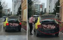 Taksinin bagajında uygunsuz şartlarda et sevkiyatı kameraya yansıdı