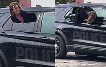 Elleri kelepçeli halde polis aracından böyle firar etti