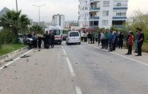 Adana'da refüjdeki ağaçlara çarpan otomobildeki 3 kişi yaralandı