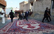 Bakü'de tarihi İçerişehir halılarla süslendi