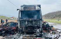 Tokat'ta seyir halindeyken alev alan çilek yüklü kamyon kullanılamaz hale geldi
