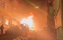 Fatih'te park halindeki hafif ticari araç alev alev yandı