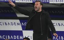 Okan Buruk alınan 3 puan sonrası hakemlere ateş püskürdü