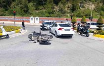 Motosiklet ile otomobil çarpıştı, 2 genç yaralandı