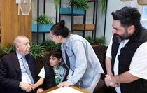 Cumhurbaşkanı Erdoğan, vatandaşlarla kafede sohbet etti