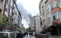 Güngören'de okul inşaatında alev alev yanan işçi konteynerleri söndürüldü