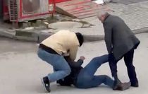 Sokak ortasında 2 kişi tarafından darbedildi