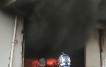 Yangına hortumla müdahale etmeye çalıştı; o anlar kamerada