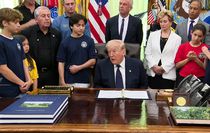 Trump'tan yanındaki çocuklara ''İran'' mesajı