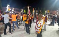 Selendi sarı-kırmızı renklere büründü