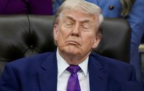 Trump toplantıda uyuyakaldı, Beyaz Saray'dan sert bir açıklama geldi