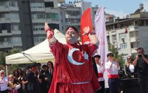 Adana'da 19 Mayıs coşkusu; Down sendromlu gençten Türk bayraklı gösteri