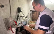 Görme engelli bıçak ustası Kurban Bayramı mesaisi için dükkanında sabahlıyor