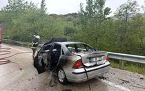 Tokat'ta alev alan otomobil demir yığınına döndü