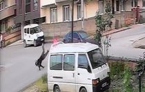 İnegöl'de Motosikletli Kurye Otomobil ile Çarpıştı