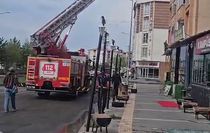 Kars'ta Şiddetli Rüzgar Apartmanın Çatısını Uçurdu: Şans Eseri Yaralanan Olmadı