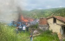 Tokat'ta çıkan yangında 2 katlı ahşap ev kullanılmaz hale geldi