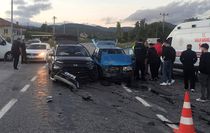 Domaniç'te iki otomobil çarpıştı: 3 yaralı