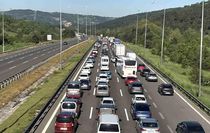 Tatilcilerin dönüşü sürüyor: Bolu geçişinde uzun araç kuyrukları