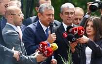 Özgür Özel, Meclis kapısında toplanan kalabalığa hitap etti