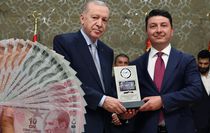 ''Yılın ekonomi yorumcusu'' ödülünü alan isim, en düşük emekli maaşı için rakam verdi