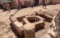 Mardin'de parke taşı döşeme çalışmaları sırasında tarihi taş bloklar bulundu