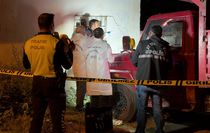 Çocuklar oynarken hareket eden kamyonet ile eve arasında sıkışan Ayaz öldü; o anlar kamerada