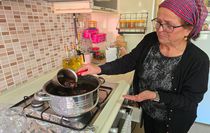 Yozgat’ta kozalağın reçeli ve sirkesinden sonra şimdi de turşusu yapıldı