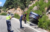 Balıkesir'de tıra çarparak şarampole devrilen otomobildeki 4 kişi yaralandı