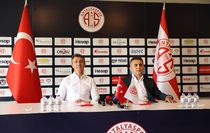 Antalyaspor, teknik direktör Bülent Korkmaz ile sözleşme imzaladı
