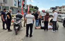 Motosiklet sürücüsü otomobile çarpmamak için frene basınca savruldu: 1 yaralı