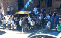Genç avukat taksinin altında kaldı, çok sayıda kişi çıkarmak için seferber oldu