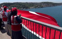 15 Temmuz Köprüsü'ne dev Türk bayrağı asıldı