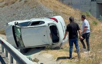Başakşehir'de yoldaki bariyerlere çarpan otomobildeki 3 kişi yaralandı