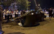 Iğdır'da otomobil aydınlatma direğine çarptı: 3 kişi yaralandı