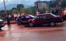 Yağışlı yolda iki otomobil çarpıştı: 4 yaralı