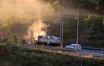 Sultangazi'de malzeme yüklü kamyon alev alev yandı