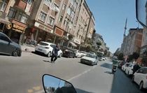 Esenler'de otomobilin kadına çarptığı anlar kamerada