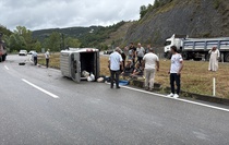 Zonguldak'ta refüje çarparak devrilen hafif ticari araçtaki 3 kişi yaralandı