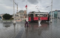 Taksim'de yağış etkili oluyor