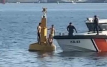 Deniz fenerinde mahsur kalan 3 kişi kurtarıldı
