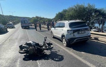 Alanya’da park halindeki otomobile çarpan motosikletteki 2 kişi yaralandı