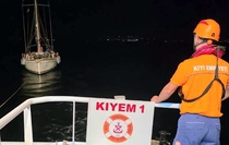 Bozcaada'da sürüklenen tekne kurtarıldı