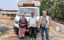 Buzağıları ve ineği telef olan kadın, Şanlıurfa’dan gelen iyilik dolu kamyonetle mutluluk gözyaşları döktü