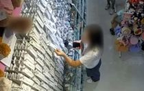 Esenyurt'ta AVM'deki mağazadan takı hırsızlığı kamerada